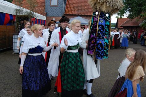 Erntetänze im Regen</br>Trachtengruppe feiert Erntefest mit Gästen aus Oberbayern