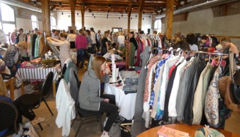 Hinter den Kulissen des Kleiderwechsels</br>Edel Second Hand im „Gasthof Vehlen“