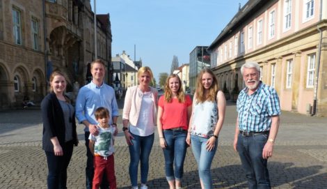 Bürgerbataillon stellt Maibaum auf</br>Buntes Rahmenprogramm auf dem Marktplatz