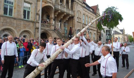 Bürgerbataillon stellt Maibaum auf</br>Buntes Programm mit Blasorchester Bückeburger Jäger