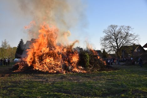 Viel Trubel bei Osterfeuern</br>Feuerwehren freuen sich über viele Besucher