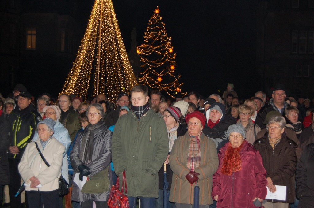 Weihnachten 2022 Bückeburg Bückeburger stimmen sich auf Weihnachten einWeihnachtsserenade vor dem