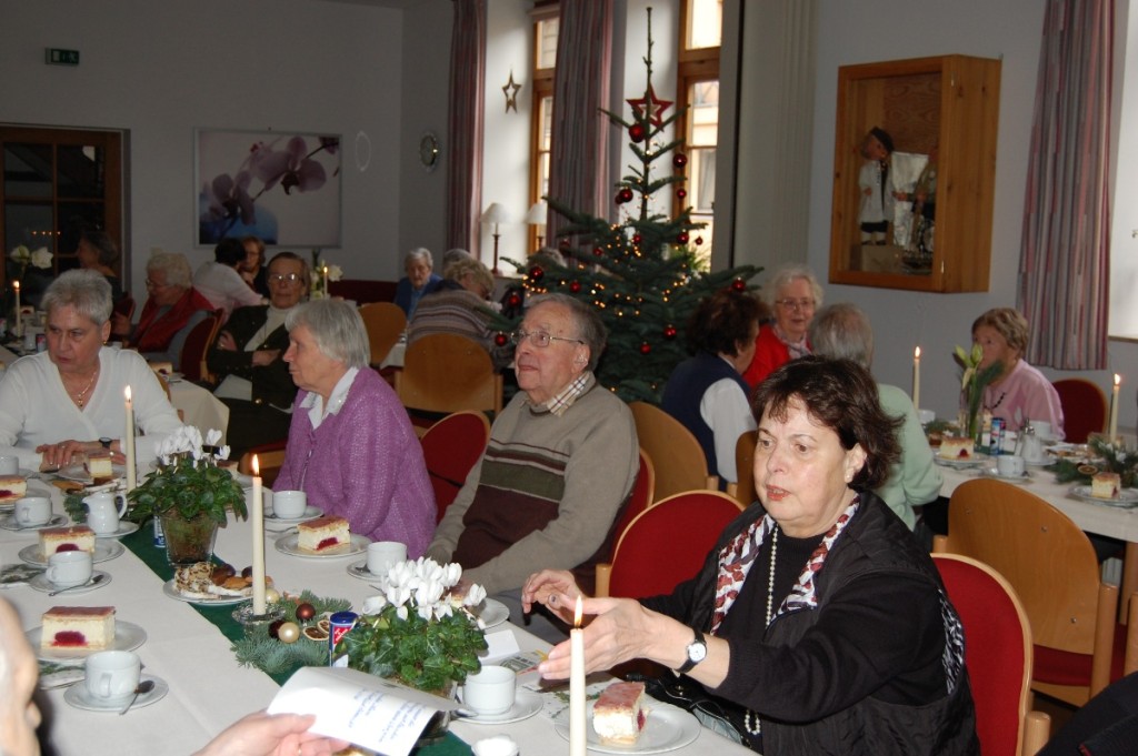 Kerzenlicht füllt unsere HerzenStädtische Adventsfeier für Senioren BückeburgLokal