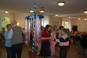 Herminenhof Maibaum 11.05.16 01