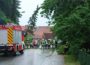 Meinser Straße durch umgestürzte Bäume blockiert</br>Feuerwehr im Einsatz