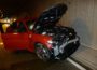 Auto kracht gegen Tunnelwand