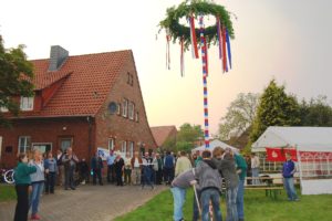 Maibaum Scheie 28.04.17