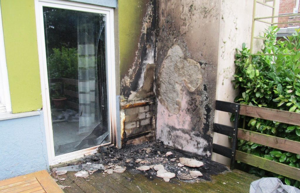 Feuer auf Balkon bedroht Wohnhaus29 Einsatzkräfte der Feuerwehr