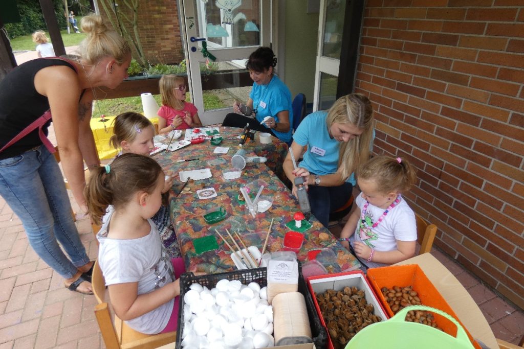  „Können Fische pupsen?“Sommerfest im Städtischen Kindergarten Illustration 