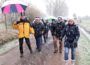 Siedler wandern durch die Niederung