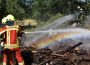 Brand eines großen Holzstapels