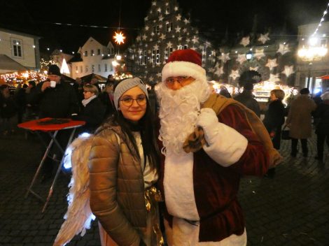 Weihnachtliche Stimmung auf dem Marktplatz</br>Bürgermeister eröffnet „Bückeburg glüht auf“