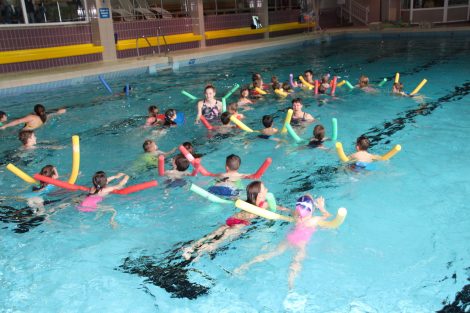 Alle Kinder lernen schwimmen</br>Zusätzliche Schwimmkurse im Mai im Hallenbad