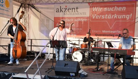 Gute-Laune-Musik mit „b-flat“</br>270 Besucher genießen Live Musik auf dem Marktplatz