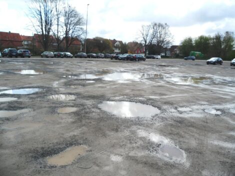 Perfekte Organisation im Impfzentrum</br>Parkplatz mit riesigen und tiefen Wasserpfützen