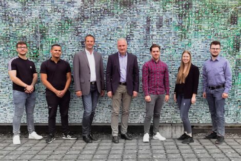 Neschen gratuliert Auszubildenden zur bestandenen Abschlussprüfung