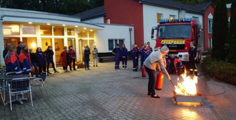 Nachwuchslöscher unterstützen bei Brandschutzunterweisung