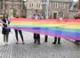Regenbogenflagge weht vor dem Rathaus </br>Stadt steht für Menschenrechte, Vielfalt und Respekt