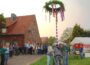 Aufstellen Maibaum am Dorfplatz