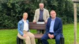 Volksbank spendet vier neue Sitzbänke