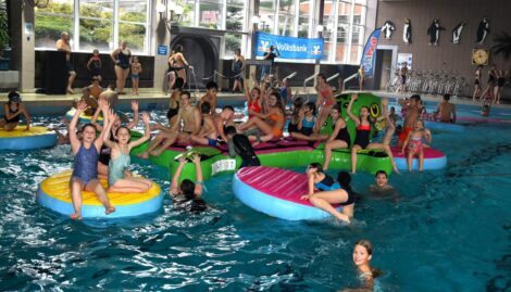 Erfolgreiche Pool-Party der Volksbank: </br>Wasserspaß im Hallenbad für über 400 Kinder und Jugendliche
