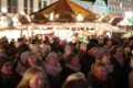 Gemeinsames Singen auf dem Weihnachtsmarkt