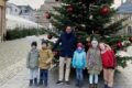 Kinder schmücken Tanne vor dem Rathaus