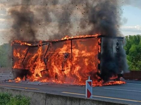 Lkw-Anhänger brennt auf A2 – Großeinsatz der Feuerwehr mit stundenlanger Vollsperrung