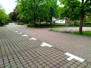Frisch markierter Parkplatz „Am Schloßbach“ mit weißen Linien für geordnete Parkflächen.