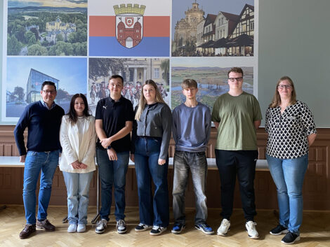 Fünf Berufsanfänger starten ins Rathaus- und Betriebsteam