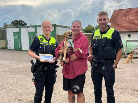 Polizei Bückeburg spendet für Tierheim – Tombolaerlös hilft Tierschutz