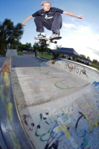 Skateboarder vollführt Flip-Trick in der Luft im Skatepark Bückeburg beim Weserbergland Cup 2025.