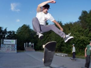 Skateboarder springt über Betonbowl im Skatepark Bückeburg während des Weserbergland Cups 2025.