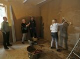 Lehmputz selbst gemacht – IgB-Workshop vermittelt grundlegende Kenntnisse