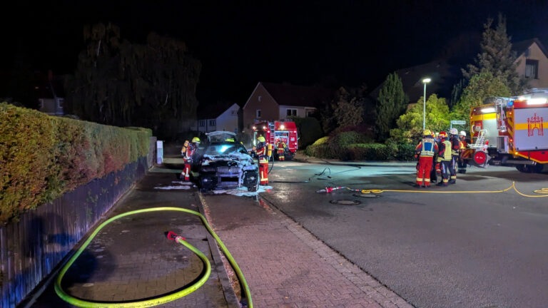 Brennender PKW und Einsatzkräfte in der Röntgenstraße
