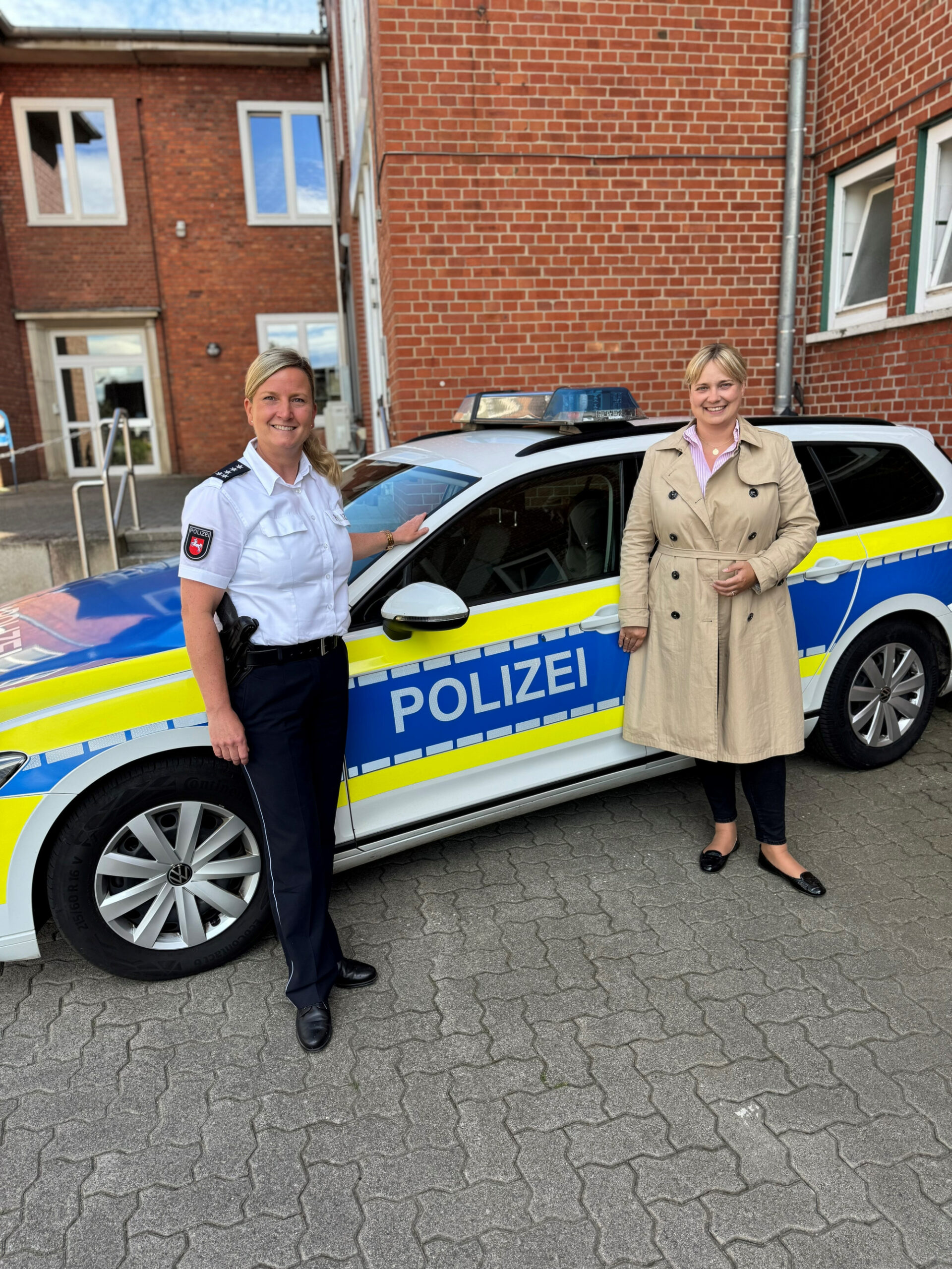 Marja-Liisa Völlers und Nadine Steuer vor einem Polizeiauto in Stadthagen