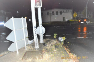 Beschädigter Pkw nach einem Unfall auf einer Kreuzung in Bückeburg. Der Wagen prallte gegen einen Ampelmast.