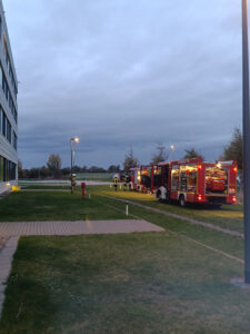 Mehrere Fahrzeuge auf einem Parkplatz