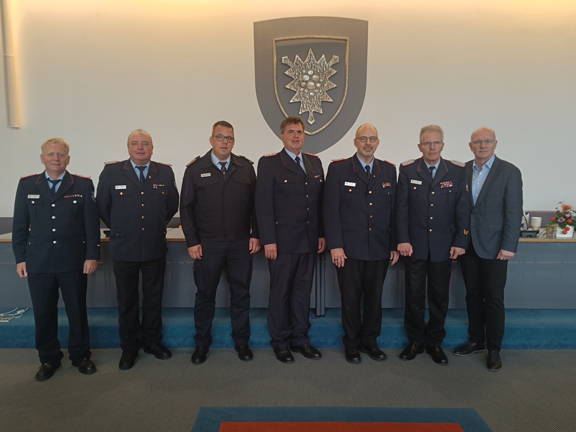 Sieben Männer in Uniformen