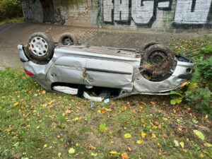 Peugeot auf dem Dach nach Unfall auf der B83