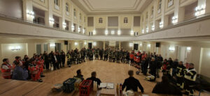 Gruppe von Personen in einem Raum mit Säulen