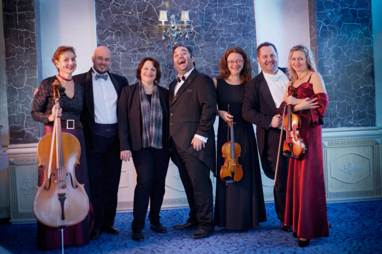 Die drei Tenöre mit Streichquartett in formeller Kleidung