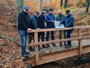Gruppe von Männern auf der neu errichteten Krümme-Brücke