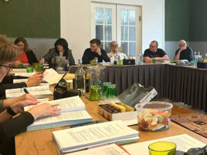 Mitglieder der SPD/FDP-Gruppe bei einer Besprechung am Tisch