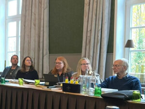 Gruppengespräch an einem Tisch