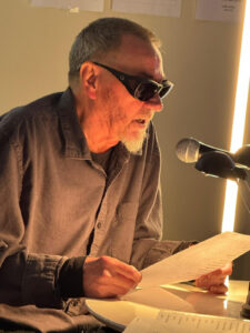 Jürgen Klaubert liest ein Papier.