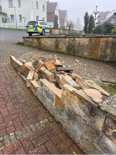Beschädigte Sandsteinmauer nach einer Unfallflucht in Obernkirchen