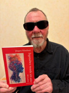 Jürgen Klaubert hält sein Buch 'Irgendwo werde ich sein'