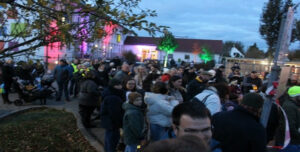 Menschengruppe vor Gebäude beim Laternenfest