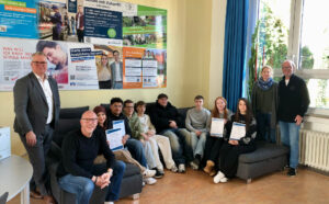 Schüler des Jahrgangs 10 der IGS Obernkirchen erhalten Zertifikate für die Teilnahme am Bewerbungstraining.